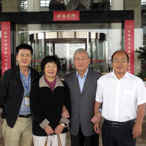 中國科學(xué)院副院長(zhǎng)，全國人大常務(wù)委員會(huì)委員王佛松院士一家親切關(guān)懷企業(yè)情況